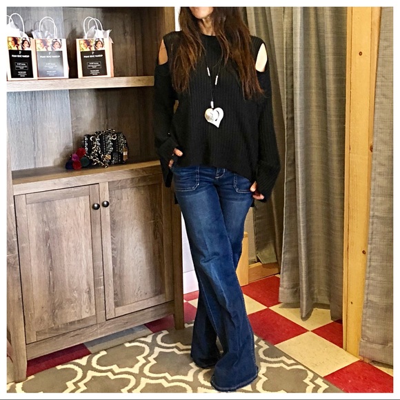 ✨LAST ONE✨PARIS✨Bell sleeves cold shoulder sweater - Picture 5 of 8